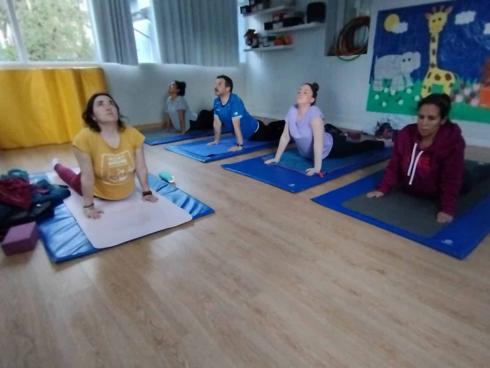 yoga postura de la cobra, clase de yoga